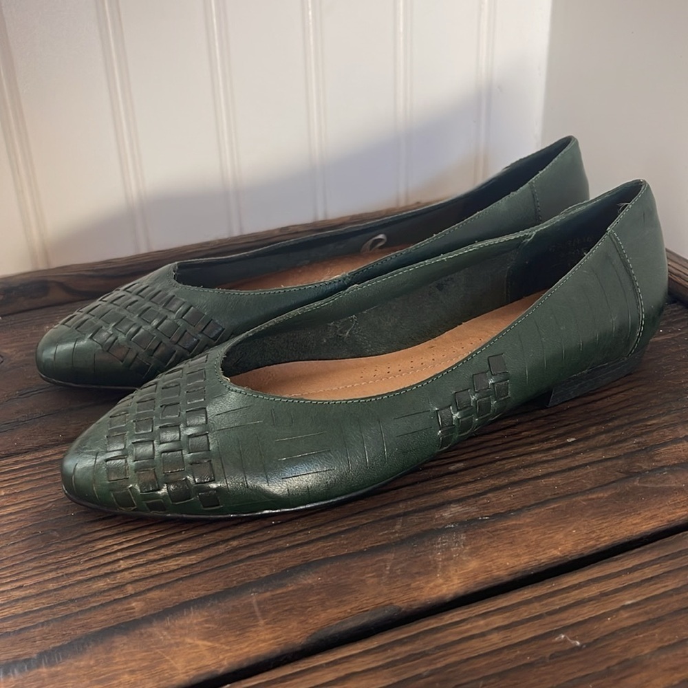 NWT Revolution Women's Leather Dark Hunter Green Woven Flats - Picture 4 of 8